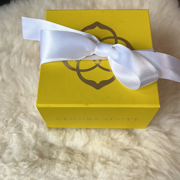 Kendra Scott Astoria Earrings - Picture 4 of 4